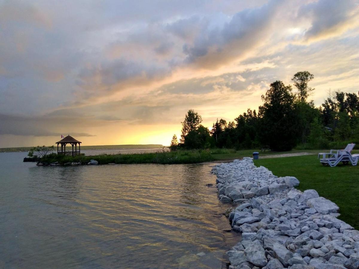 Hotel Waterview On The Bay à Wiarton Extérieur photo